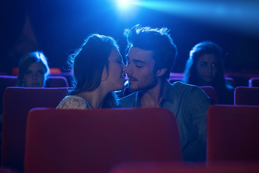  devojka i momak u bioskopu 