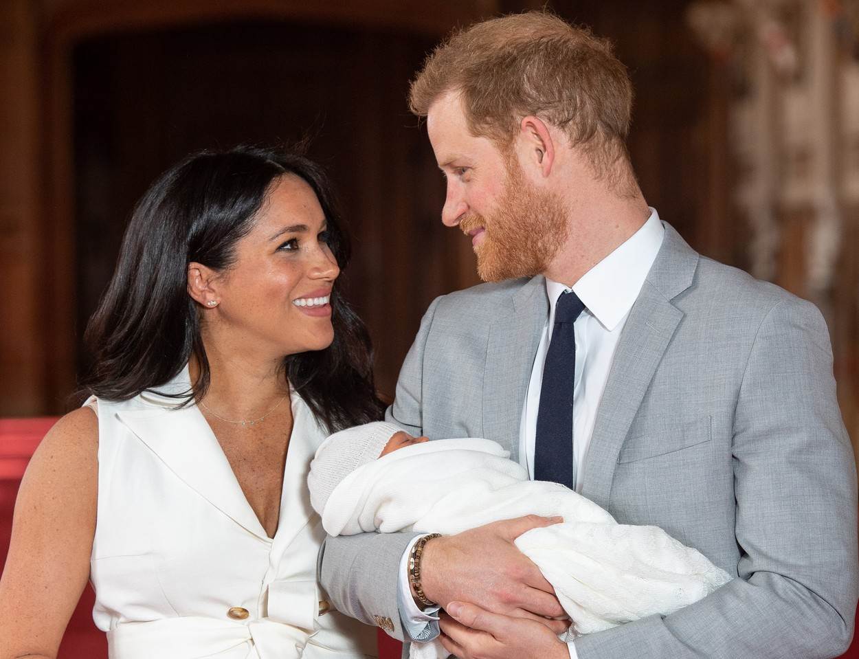  Megan Markl i princ Hari sa sinim arčijem nakon njegovog rođenja. 
