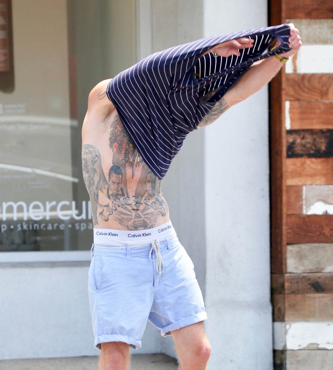  kameron daglas se skinuo na sred ulice i pokazao tetovaze 