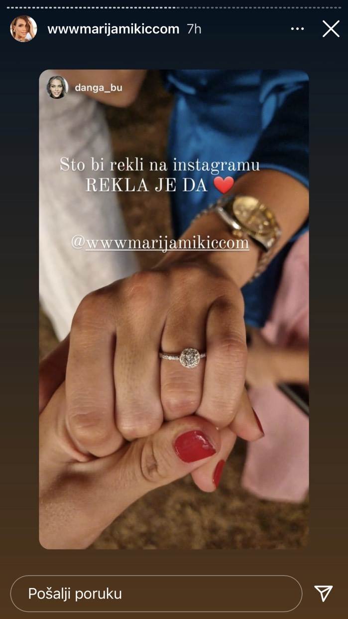  Marija Mikić pohvalila se vereničkim prstenom. 