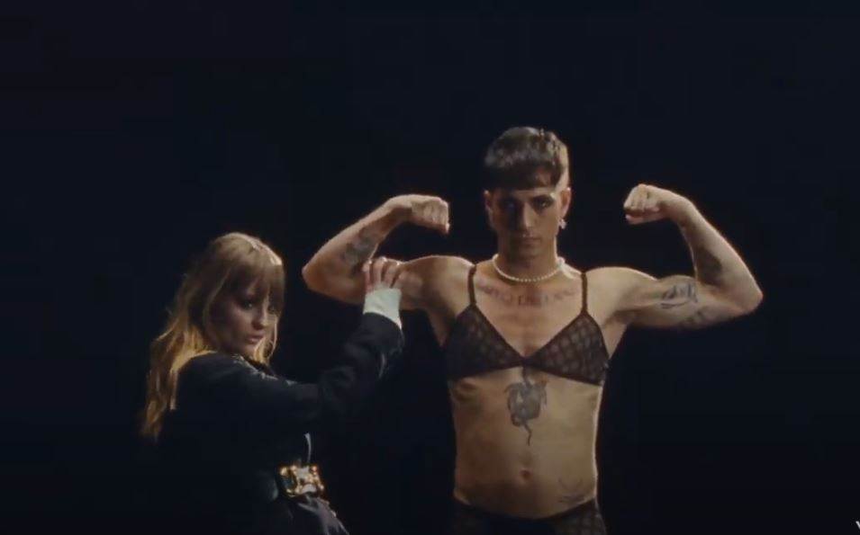  novi spot maneskina za pesmu i wanna be your slave 
