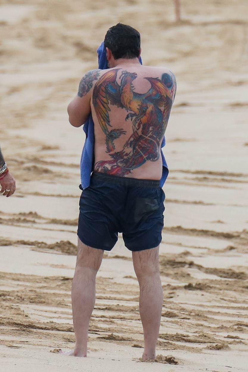 ben aflek ima tetovažu preko leđa. 