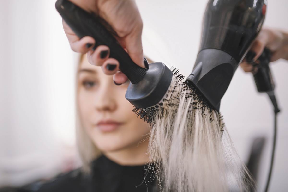  Za veći volumen u kosi potrebno je da znate ovaj trik za sušenje kose. 