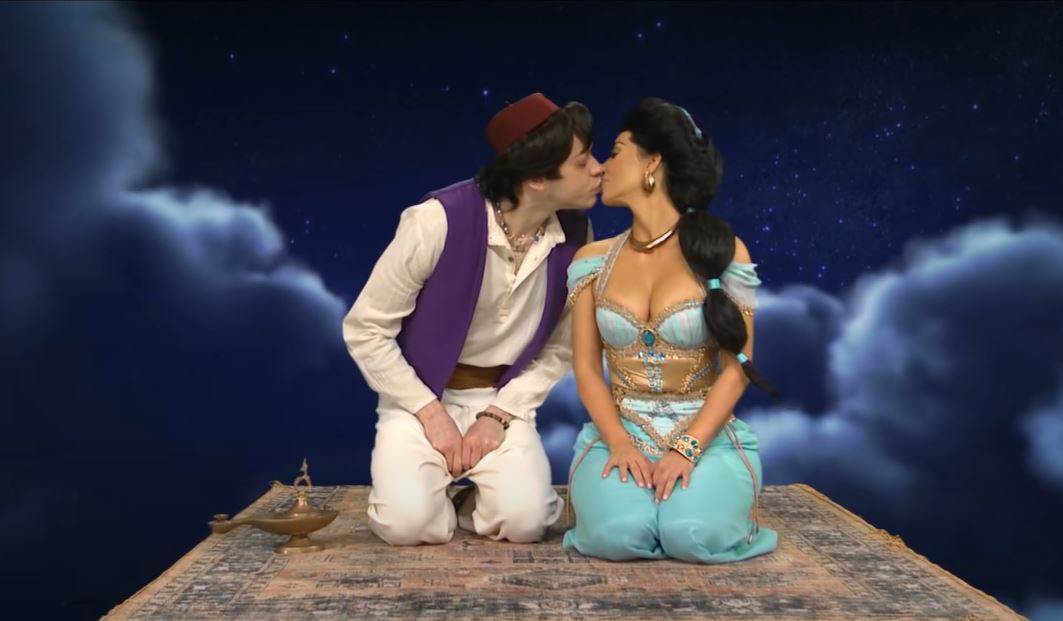  Kim Kardašijan i Pit Dejvidson poljubili su se prvi put u emisiji SNL. 