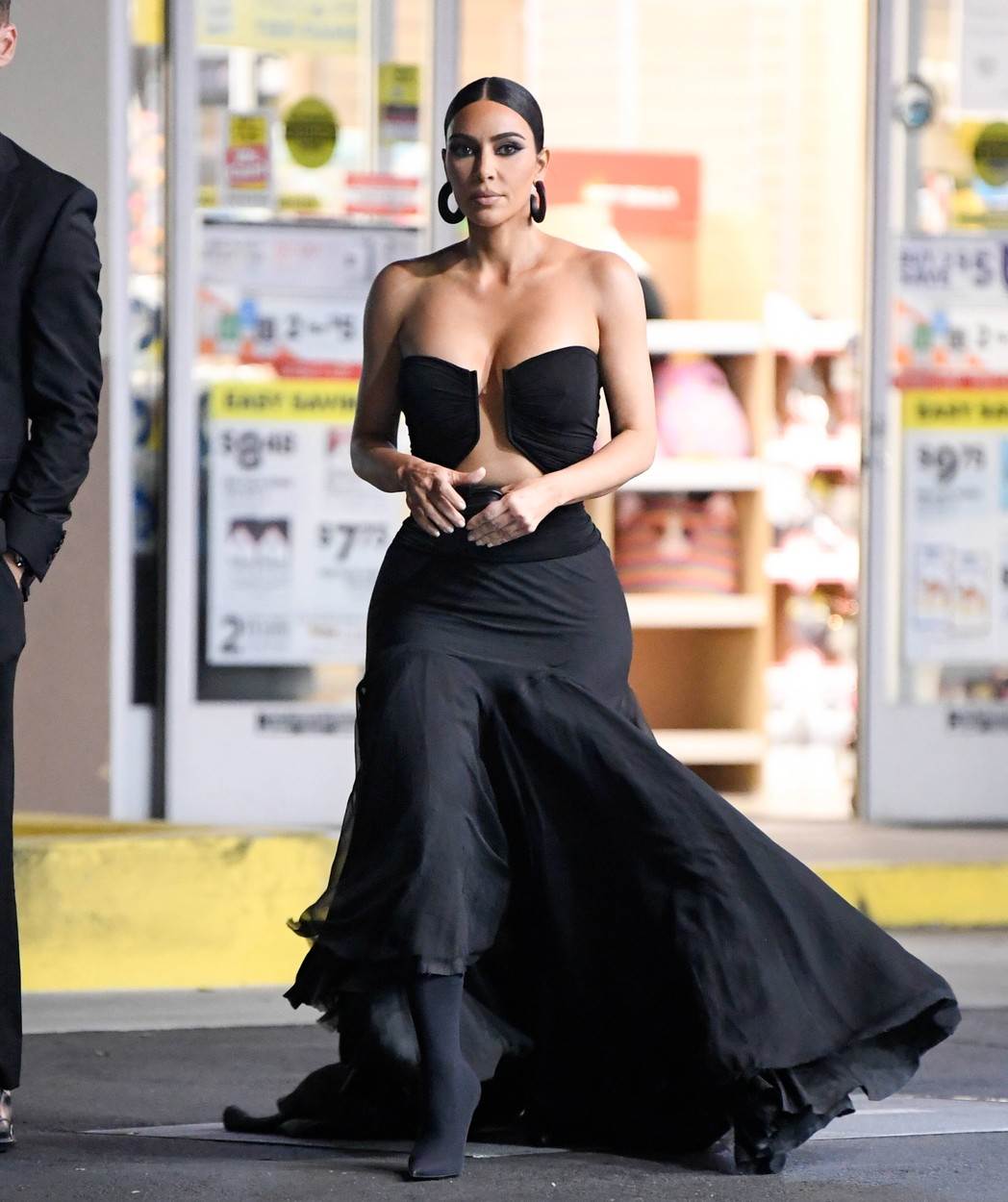  Kim Kardašijan prozivali su zbog haljine u kojoj se pojavila na venčanju Paris Hilton. 
