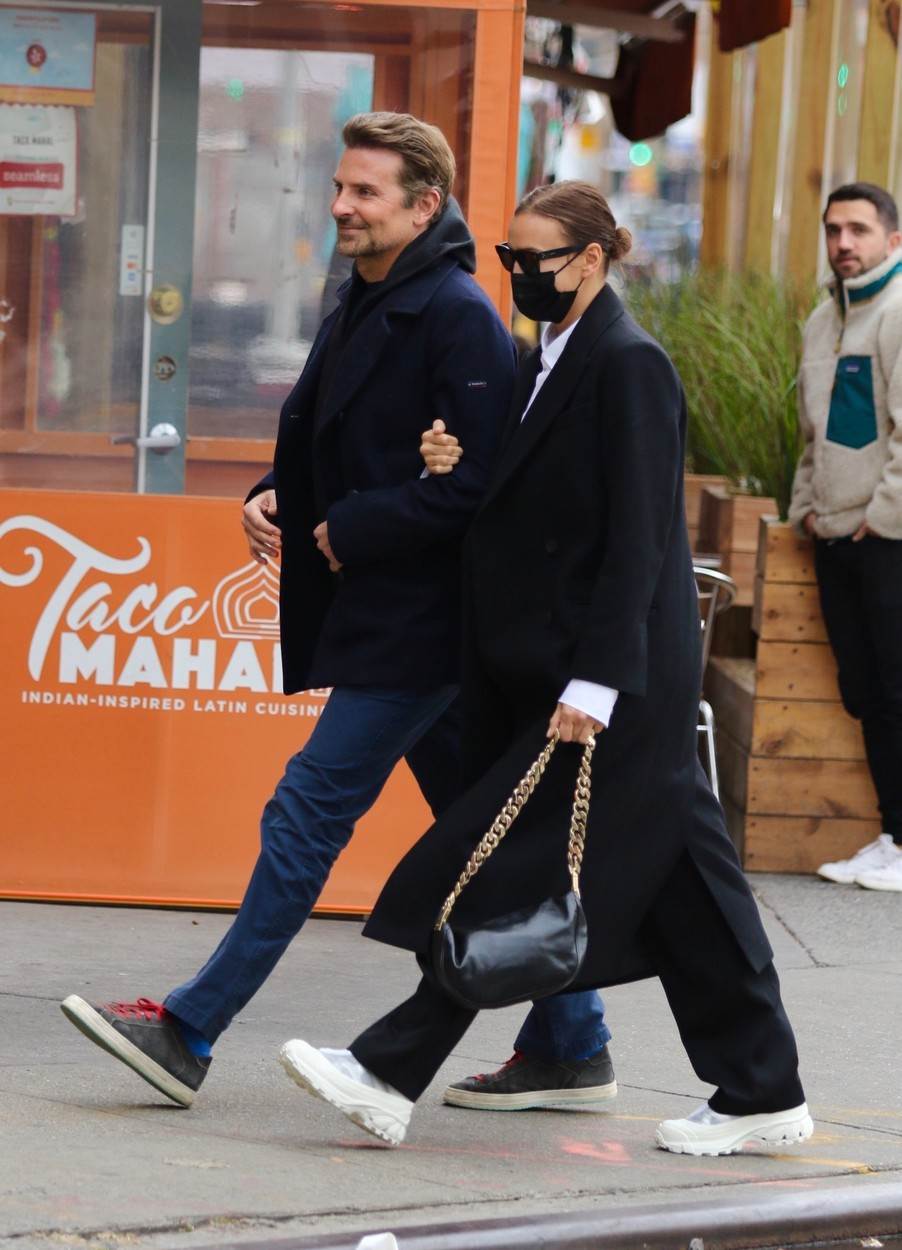  Irina i Bredli kuper snimljeni nedavno na ulicama Njujorka. 
