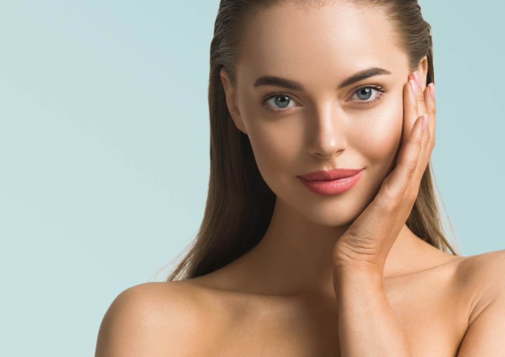  dermatolozi preporučuju da ipak nakon skidanja šminke prvo isperemo lice mlakom vodom, a potom hladnom kako bi se stegle pore 
