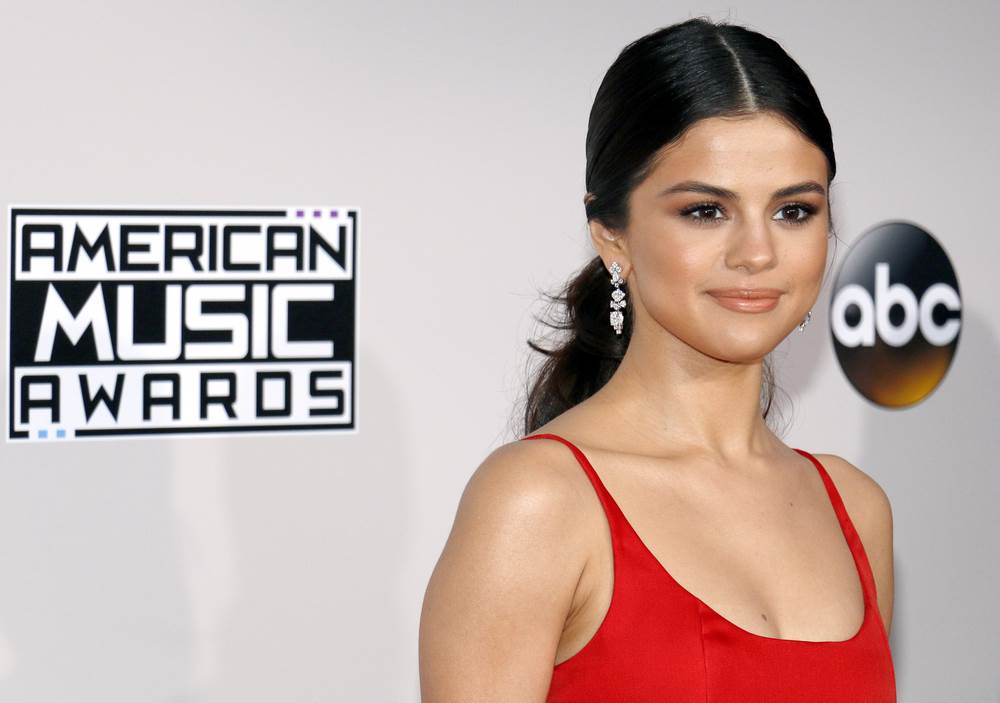 Selena Gomez ima 381 milion pratilaca. Selena Gomez ima 381 milion pratilaca.