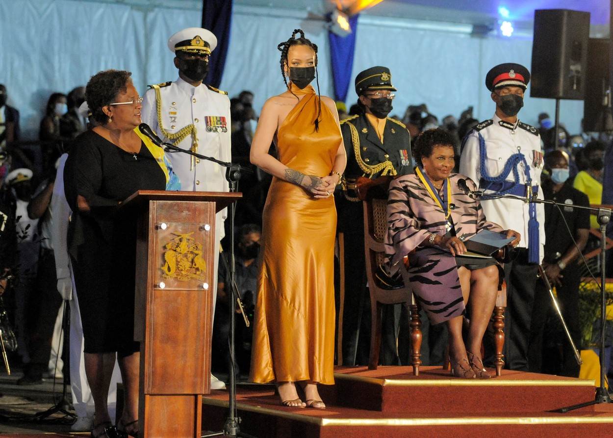  Glasine o trudnoći Rijane počele su malo nakon dodele nagrade za heroja Barbadosa. 
