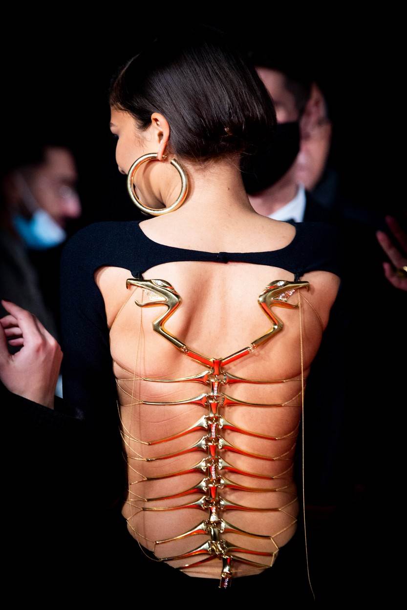  Zendaja ponosno pokazala detalj na leđima u obliku zmija. 