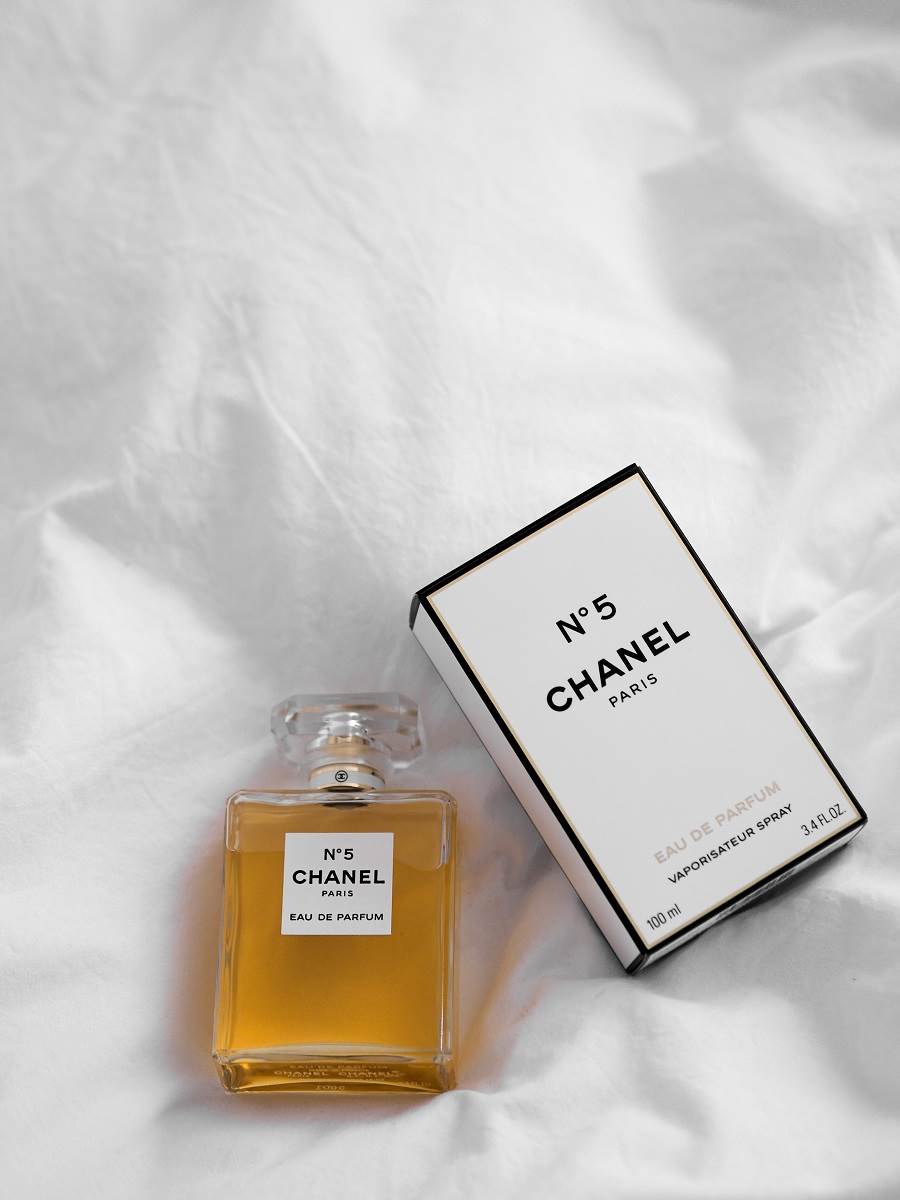  Chanel 5 eidija raspolaže raznim parfemima 
