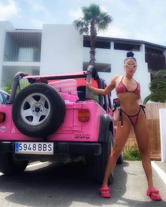  Elena Kitić oduševila je pratioce slikama u bikiniju. 