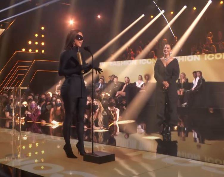 Kim Kardašijan primila je nagradu za modnu ikonu godine. 