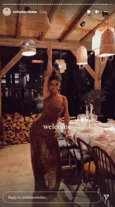  Dunja Jovanić za proslavu rođendana izabrala je slip haljinu sa leopard printom. 