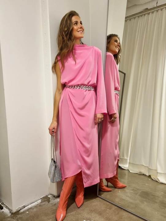  Roza haljina je odličan izbor u tmurnim danima kada želite da ih razvedrite. 