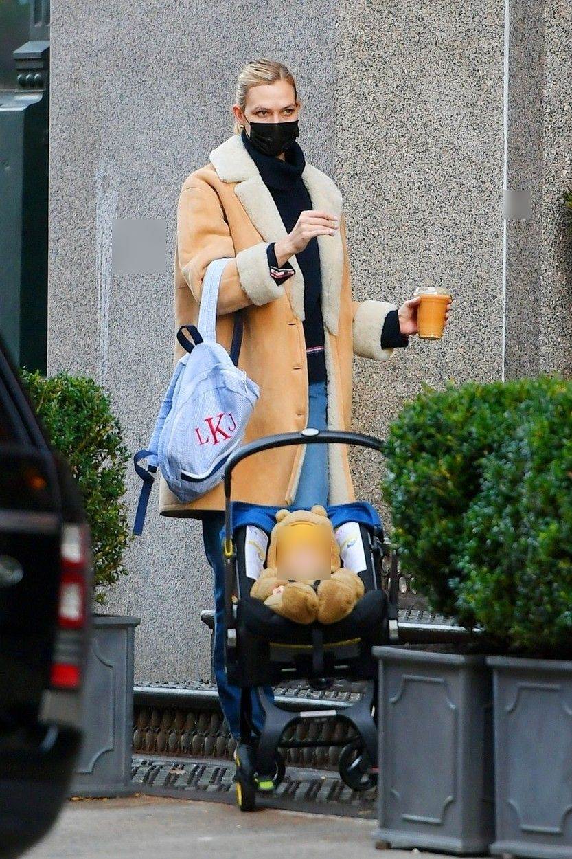 Američki model Karli Klos je samo jedna u nizu od poznatih žena koje obožavaju najtraženiju jaknu. 