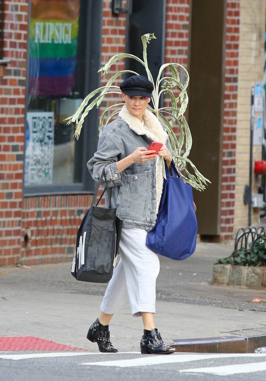  Dijana Kriger za razliku od svojih koleginica, nosi trendi jaknu koja je napravljena od teksasa. 