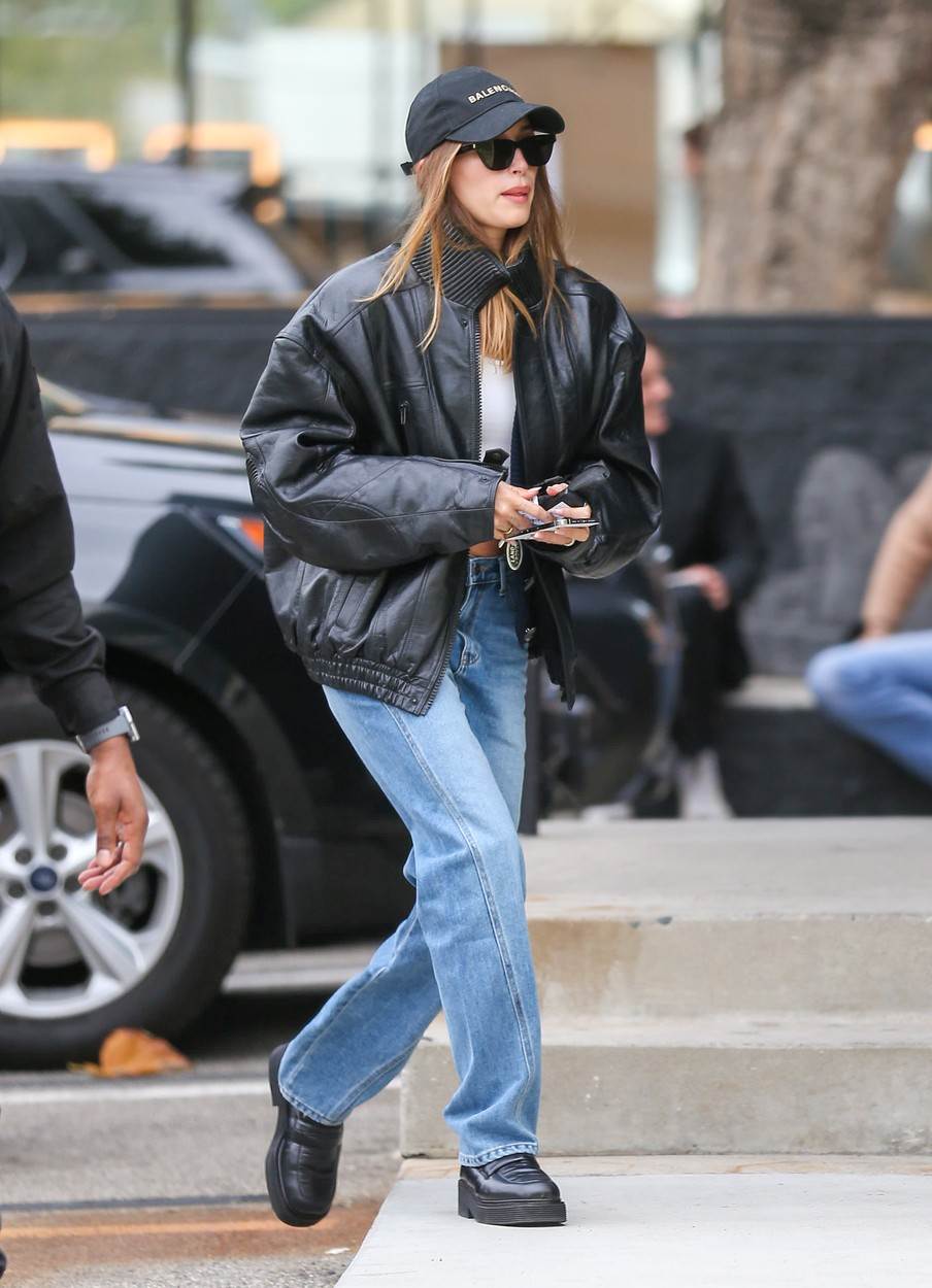  Hejli Biber odavno postavlja modne trendove, a nova jakna oduševila je prolaznike. 