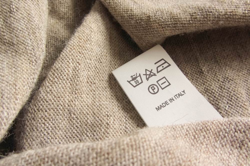  Brendovi na etiketama svoje garderobe stavljaju natpis Made in Italy, iako komade nisu proizveli u Italiji. 