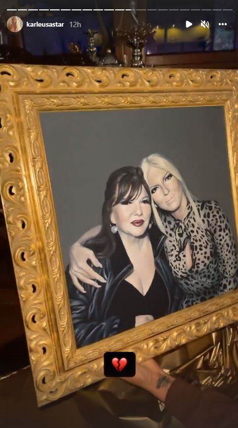  Jelena Karleuša dobila je sliku sa njenim i portretom pokojne majke Divne. 