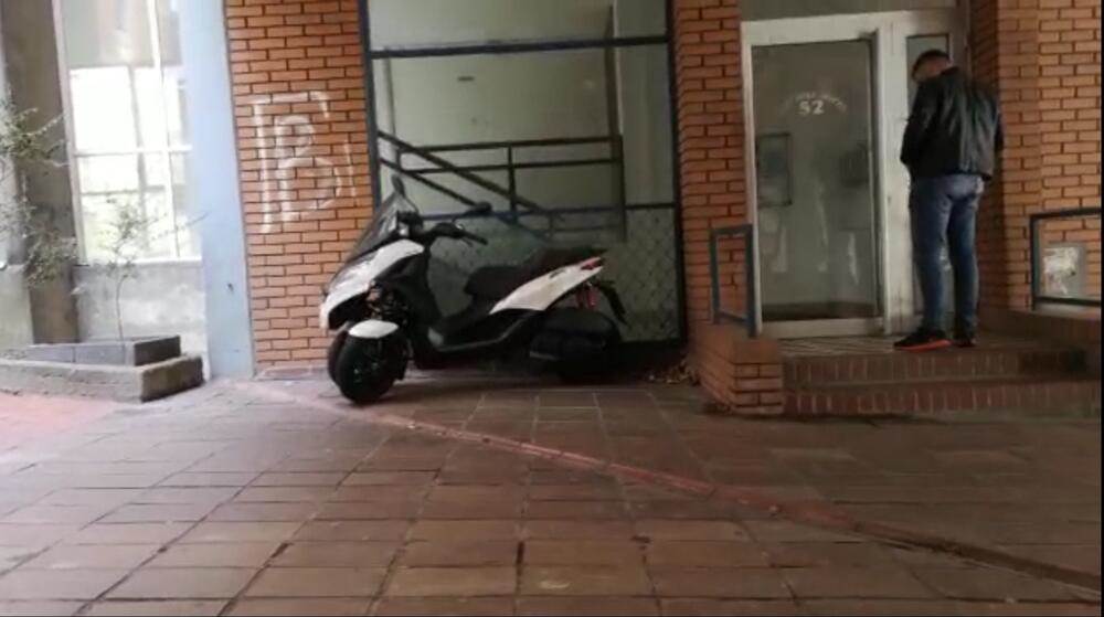  Ispred zgrade gde živi Milan Marić nalazi se i njegov motor koji vozi kada je lepo vreme, što implicira da se uopšte nije ni selio. 