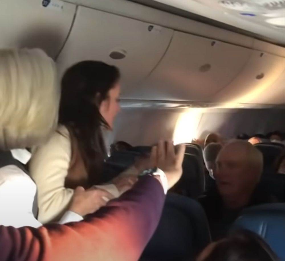 Glumica Peti Breton udarila i pljunula putnika u avionu jer nije nosio zaštitnu masku 