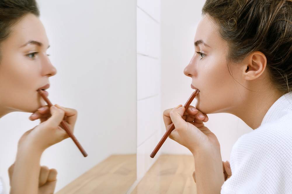  Iscrtavanje usana olovkom za obrve je novi make up trik u svetu šminke. 