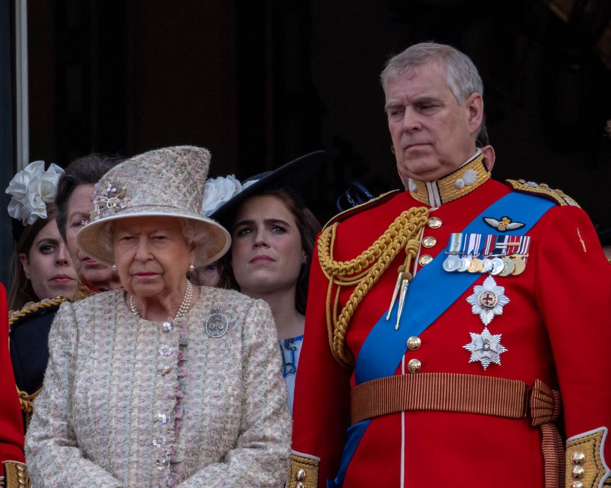  Kraljica će navodno razmotriti oduzimanje titula princuz Endruu, a on neće smeti da se pojavi na njenom jubileju. 