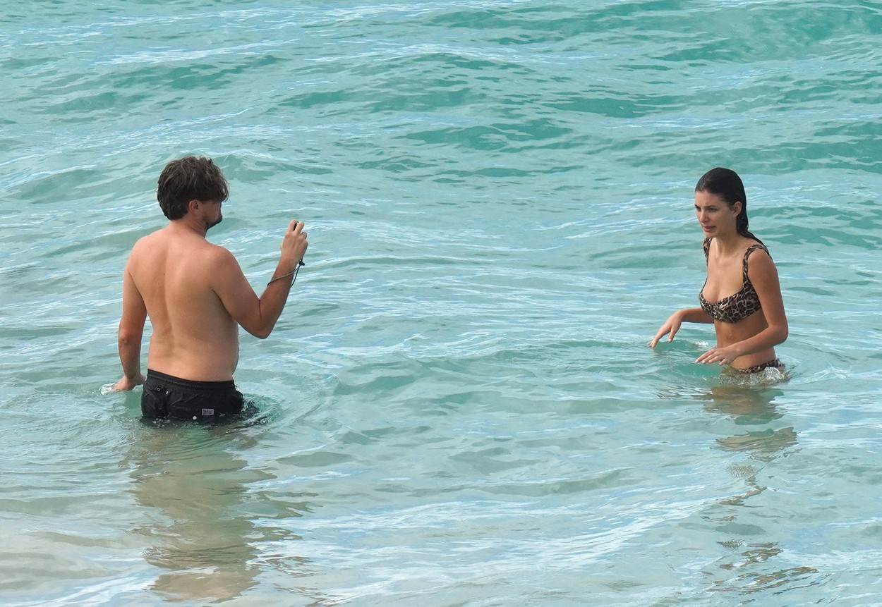  Leonardo Dikaprio trenutno uživa na ostrvu Sent Barts sa porodicom i devojkom Kamilom Morone. 