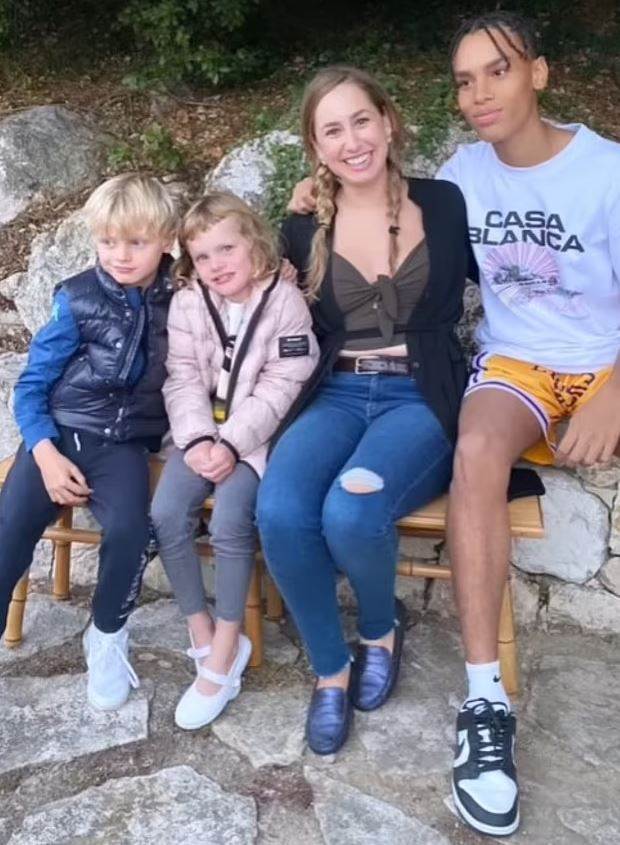  Jasmin Grejs Grimaldi objavila je fotografiju sa svom Albertovom decom. 