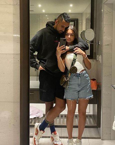 Nik Kirjos objavio je fotografiju sa novom devojkom i time zaustavio nagađanja. Nik Kirjos objavio je fotografiju sa novom devojkom i time zaustavio nagađanja.