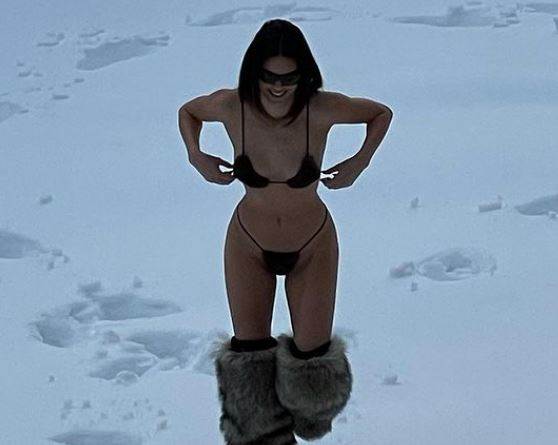  Kendal Džener u bikiniju na snegu 