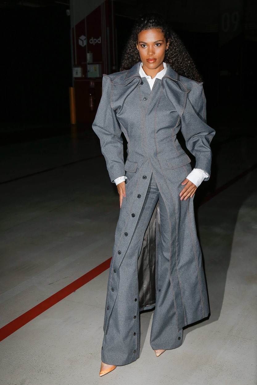  Tina Kunaki u sivom odelu zablistala na Nedelji mode. 