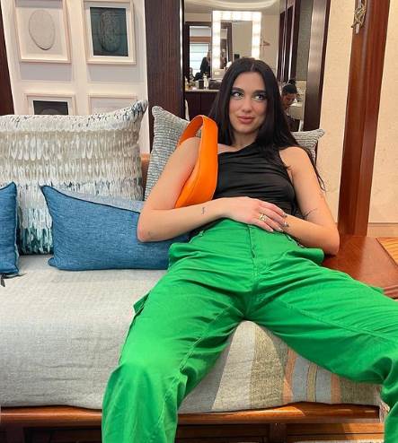  Dua Lipa podržala trend dopaminskog odevanje zelenim pantalonama 