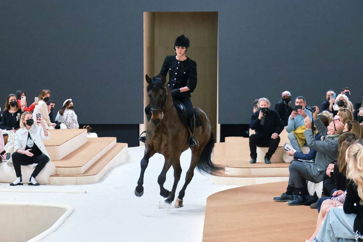 Šarlot Kaziragi otvorila Chanel reviju na konju na Nedelji mode u Parizu. Šarlot Kaziragi otvorila Chanel reviju na konju na Nedelji mode u Parizu.