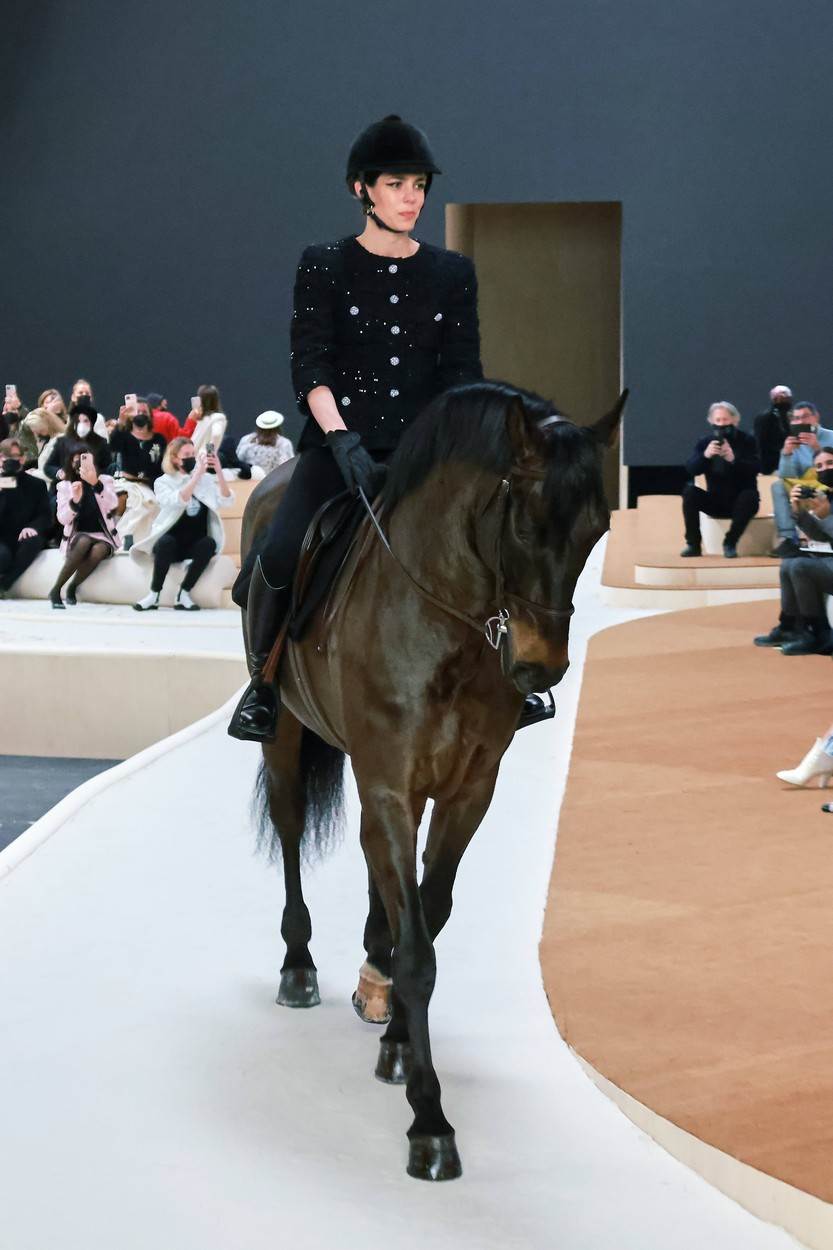 Šarlot Kaziragi jahala je konja na Chanel reviji. Šarlot Kaziragi jahala je konja na Chanel reviji.