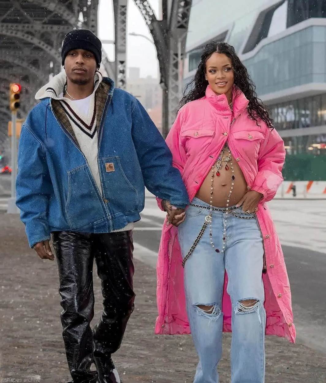  Rijana u rozoj Chanel jakni otkrila trudnički stomak. 