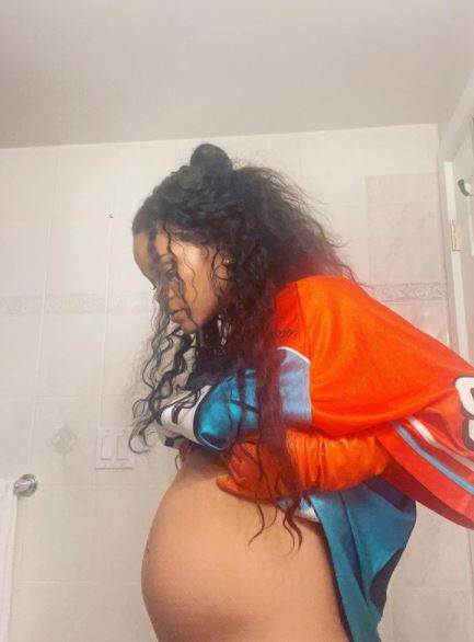  Rijana je pozirala sa trudničkim stomakom, a mnogi su ubeđeni da je ovo fotografija iz januara. 