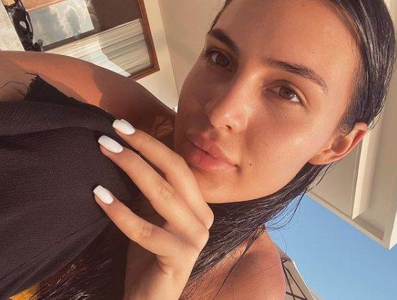Anastasija Ražnatović veoma često pozira bez šminke. Anastasija Ražnatović veoma često pozira bez šminke.