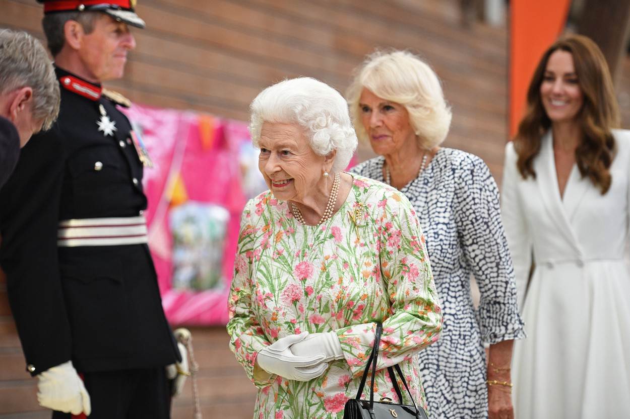  Nedavno se saznalo da se pored kraljice Elizabete na proslavi vladavine neće pojaviti Hari i Megan. 