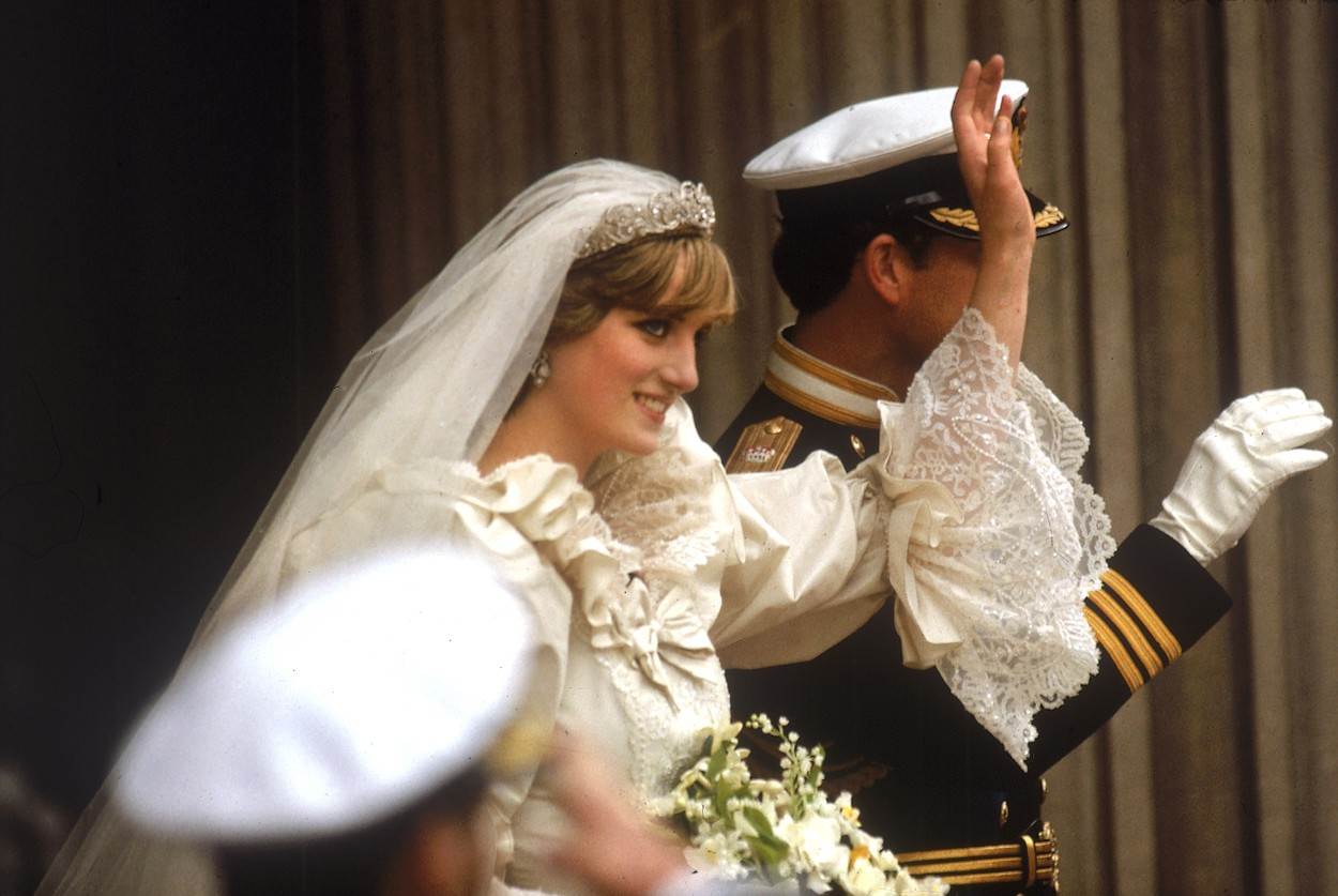 Princeza Dajana na venčanju sa Čarlsom nije želela da nosi krunu kraljice Elizabete. Princeza Dajana na venčanju sa Čarlsom nije želela da nosi krunu kraljice Elizabete.