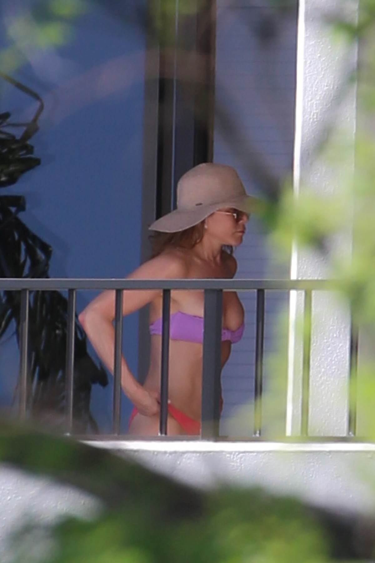  Dženifer Aniston pokazala ravan stomak u kupaćem kostimu. 