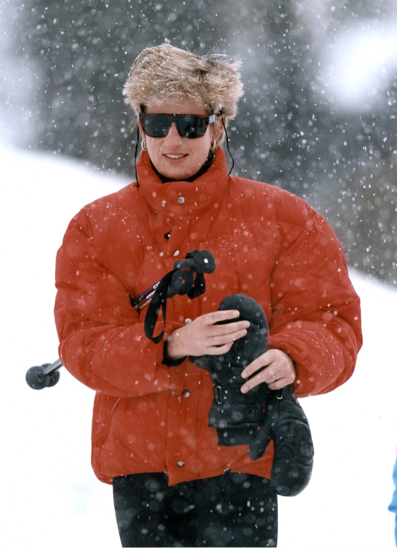  Princeza Dajana 1994. godine u crvenoj puffer jakni koja je danas vodeći trend zimske sezone. 