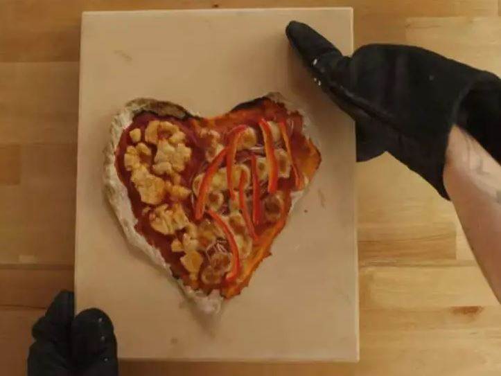  Bruklin Bekam je izgoreo picu koju je napravio za verenicu. 