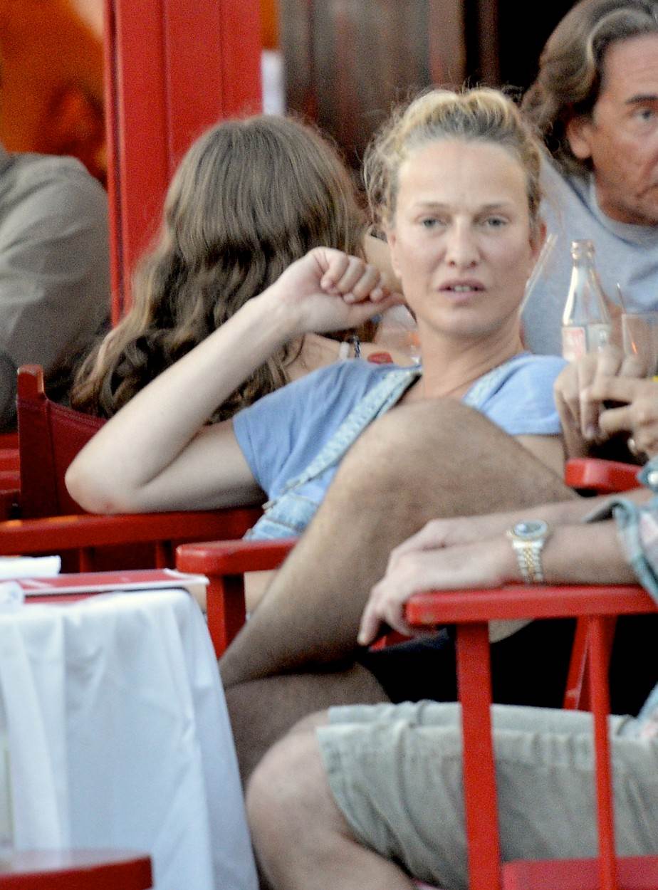 Karen Mulder povukla se iz javnog života i retko ju je moguće videti. Karen Mulder povukla se iz javnog života i retko ju je moguće videti.