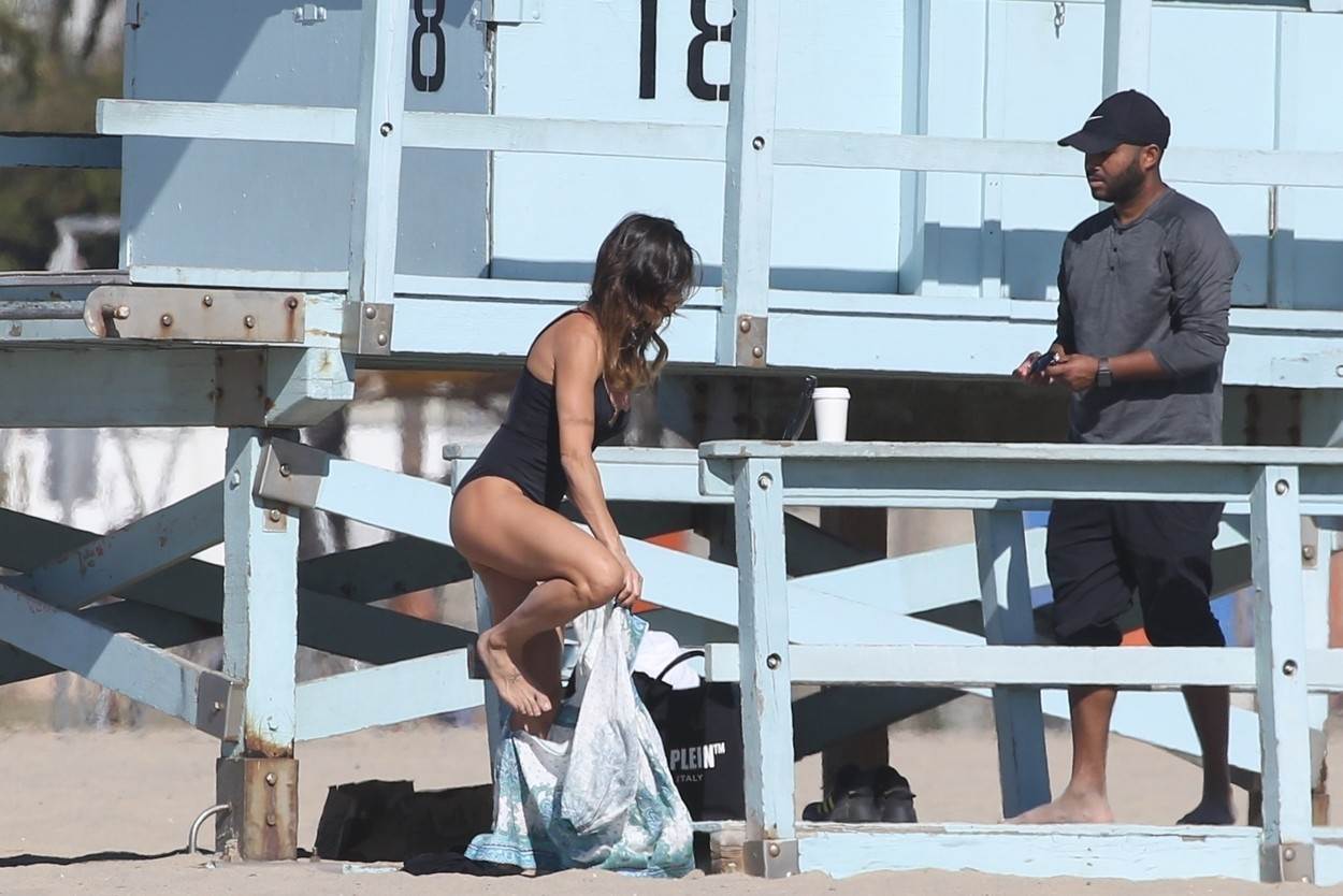  Elizabeta Kanalis, bivša verenica Džordža Klunija, viđena je na plaži u provokativnom izdanju. 