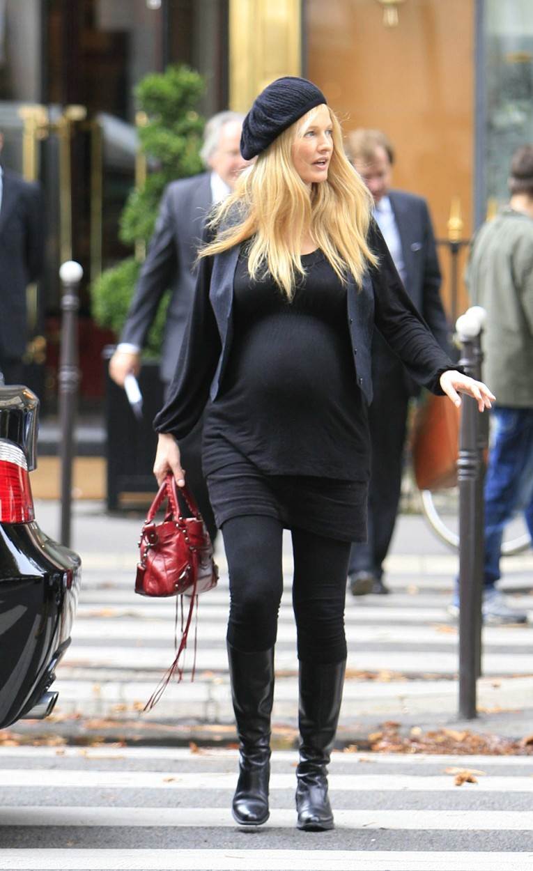 Ni dan-danas se ne zna ko je otac deteta Karen Mulder. Ni dan-danas se ne zna ko je otac deteta Karen Mulder.
