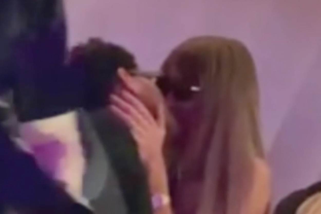 The Weeknd i Simi Kadra uhvaćeni su dok razmenjuju poljupce. The Weeknd i Simi Kadra uhvaćeni su dok razmenjuju poljupce.
