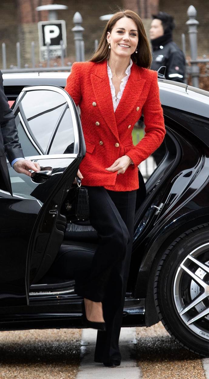  Vojvotkinja od Kembridža je crveni sako od tvida kombinovala uz belu bluzu i crne pantalone. 