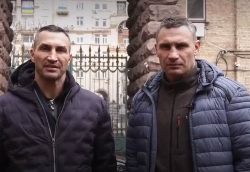 Vitalij i Vladimir Kličko poslali su poruku podrške Ukrajinskom narodu koji se bori u ratu s Rusijom. Vitalij i Vladimir Kličko poslali su poruku podrške Ukrajinskom narodu koji se bori u ratu s Rusijom.